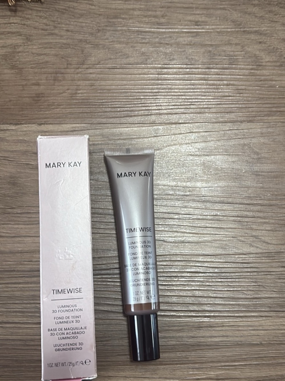 Mary Kay TimeWise Luminous 3D Foundation -  box exp 2027